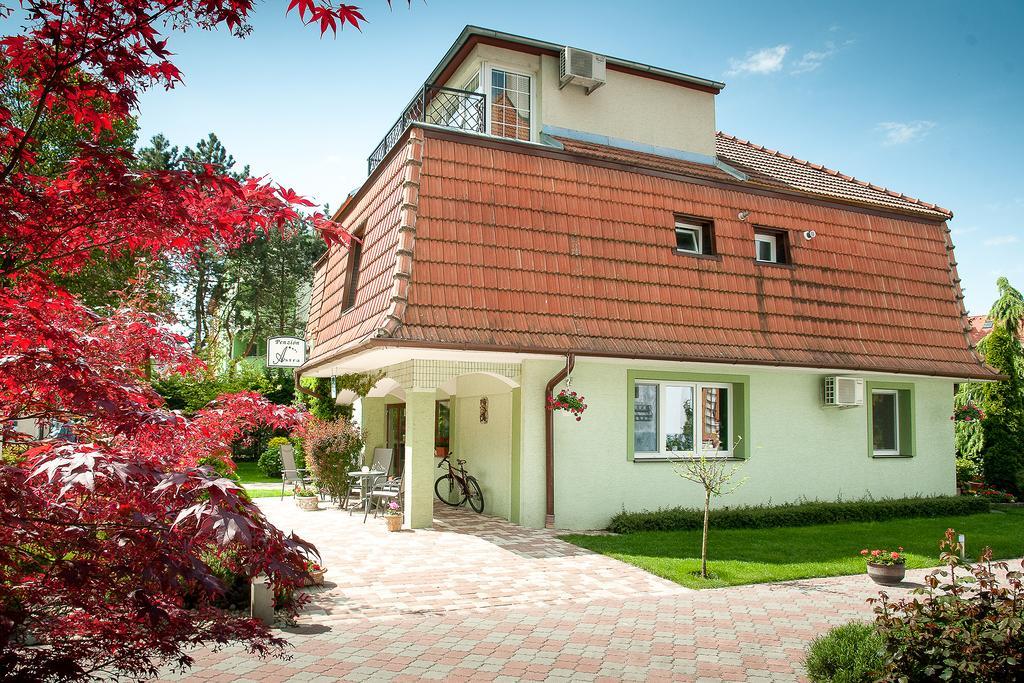 Penzion Astra Пиещани Екстериор снимка